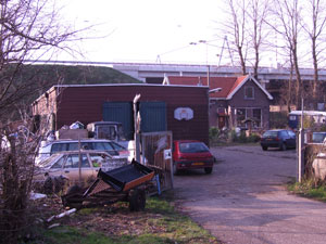 Toegang tot het terrein met bergloods en woning.