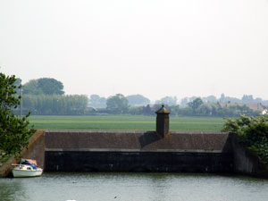 Stenen beer met uizicht over de Noordpolder.