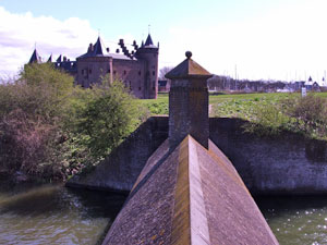 De stenen beer met het Muiderslot.