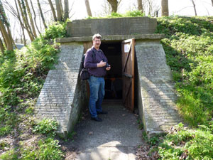 Reisleider René voor de toegang tot de Duitse commandobunker.