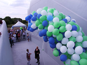 Wethouder en gedeputeerde laten een ballonnetje op...