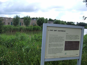 Een oud bord bij Fort aan de St. Aagtendijk.