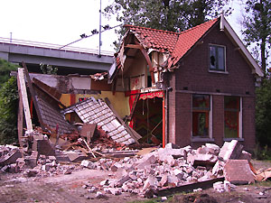 De woning van Groepspark Halfweg tijdens de sloop.