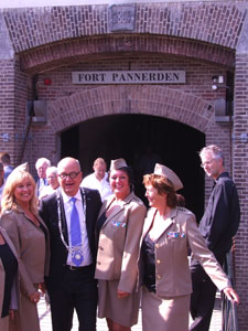 De burgemeester van Lingewaard met de Andrew-sisters.