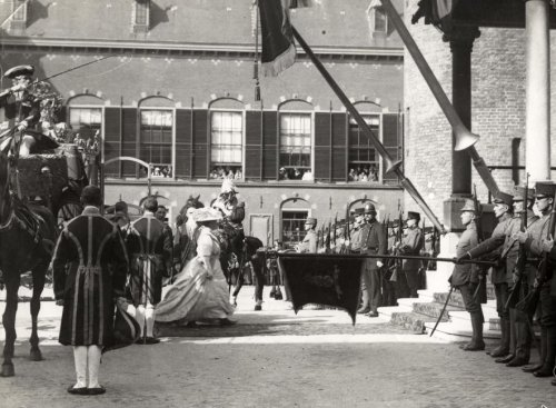Koningin Wilhelmina loopt naar de Ridderzaal, 1915