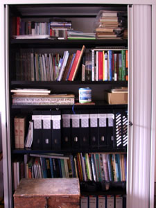 Een deel van de boekenkast.