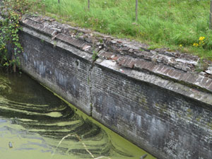 De sluiswand van de Damsluis in de Slotertocht.