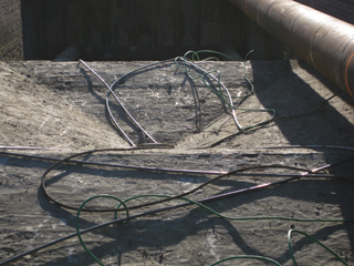 De waterafvoer op de bovenzijde van de brug.