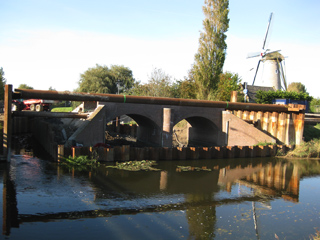 Aanzicht van de bouwput voor de herfundering van de brug.