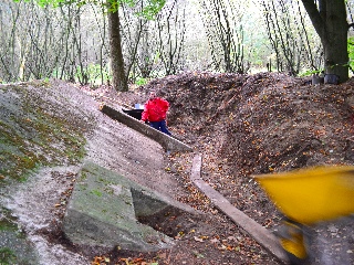 Mannen van Stichting Herstelling Gooi en Vechtstreek buiten aan het werk.