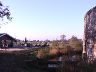 Restaurant naast het torenfort van Fort Uitermeer.