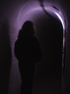 In een donkere gang van Fort bij IJmuiden.