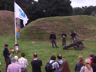 De artillerie knalt erop los, op Fort bij Abcoude. Mooie vlag!