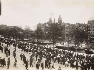 Belgische vluchtelingen op het Damrak in de Eerste Wereldoorlog (foto H.J. Witters; coll. Stadsarchief Amsterdam)