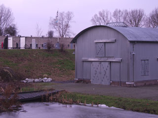 Het exterieur van de metalen bergloods van het Fort bij Vijfhuizen.