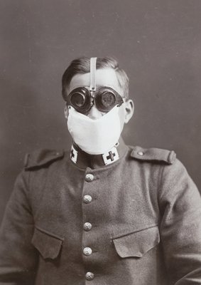 Vooraanzicht van militair van de geneeskundige troepen met gasmasker.