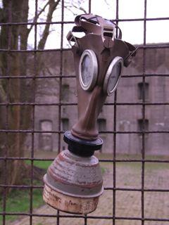 Gasmasker aan het hek van Fort bij Spijkerboor.