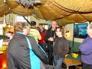 Bijpraten in de bar van Fort bij Veldhuis.