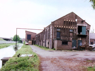 Een inmiddels gesloopt gebouw van de Schietkatoenfabriek "De Oude Molen" bij Ouderkerk aan de Amstel.