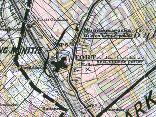 Fort in de Laander en Westbijlmerpolder in een montage van oude militaire kaart en een recentere topografische kaart.