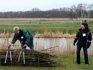 Jaap van Harlingen laat Anne Dillon zien hoe je doorwerkt, ook met een openingshandeling.