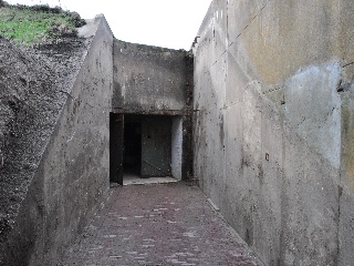 De open gegraven stormdeur van Fort bij Krommeniedijk.