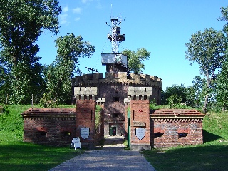 Fort Aniola in Swinoujsci, Polen met daarop een radarinstallatie uit de 2de Wereldoorlog
