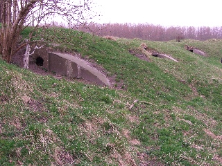 Een drietal scherfvrije onderkomens in de liniewal bewesten Spaarndam.