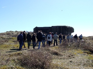 Op bunkerwandeling in de duinen bij IJmuiden.