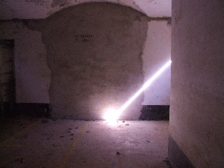 De lichtstraal in de poterne van het Fort aan de Middenweg.