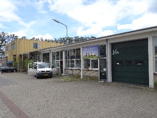 Militaire voertuigloodsen op industrieterrein Naarden.