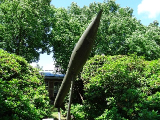 Een Honest-John raket zoals opgesteld in het Artillerie Museum.