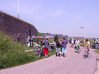 Fietsers bij het Munitiemagazijn bij de Steenen Paal.