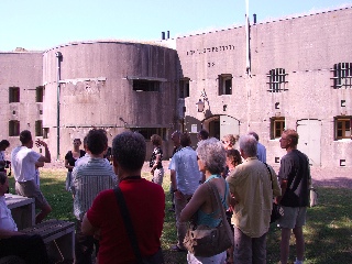 Bezoekers StellingUitje op Fort bij Spijkerboor.