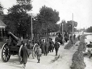De Artillerie met veldgeschut trekt in 1912 Aalsmeer binnen tijdens een legeroef…