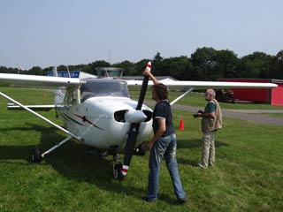 Cessna Skyhawk en bemanning maakt zich gereed voor vertrek.
