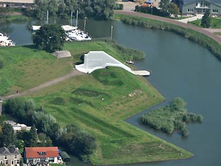 Luchtfoto van gedeeltelijk gereconstrueerde Bastion Nieuw Achtkant.