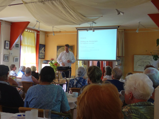 Rene Ros geeft een lezing in de bergloods van Fort bij Abcoude.