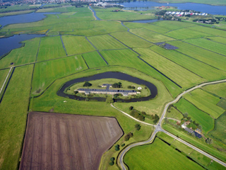 Vogelperspectief op Fort bij Krommeniedijk.