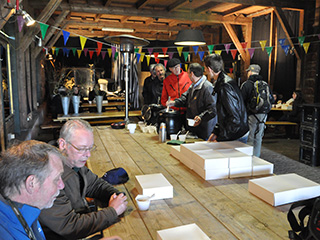 Deelnemers aan de lunch in de sfeervolle bergloods van Fort bij Uithoorn.