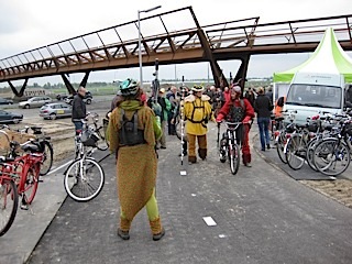 Fietsbarbaren openen de fietsbrug in de Geniedijk Haarlemmermeer.