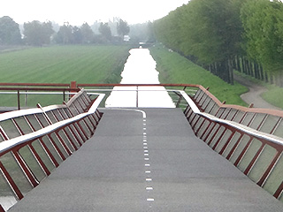 De fietsbrug gaat schijnbaar naadloos over in het Achterkanaal.