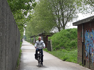 Een fietser op het Munitiecomplex Schiphol.