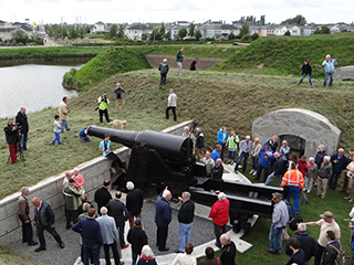 Publiek bekijkt het 24 cm geschut in de Vesting Hellevoetsluis.