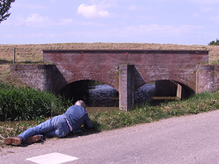 Alexander Senger fotografeert de Damsluis in de Kagertocht.