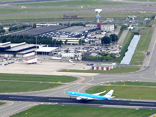 Startend vliegtuig op Kaagbaan van Vliegveld Schiphol.