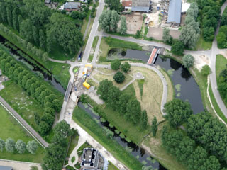 Luchtfoto van de Batterij aan de IJweg met de brug en dam.