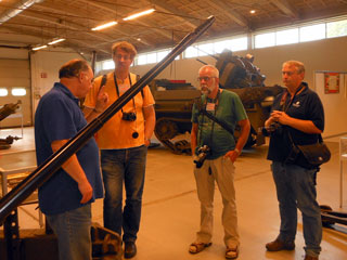 Rondleiding in een van de loodsen van de Historische Collectie Grondgebonden Luchtverdediging (HCGLVD)