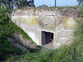 Linker schuilplaats in frontwal van Fort bij Vijfhuizen.