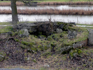 Hefkoepel van Fort bij Vijfhuizen voor het uitgraven.
